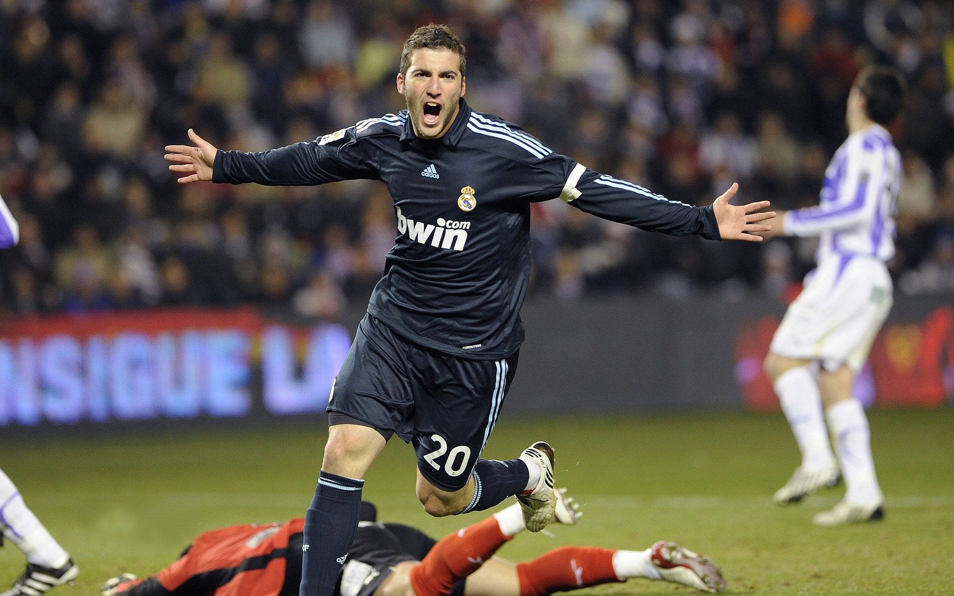 乌克兰血拼希腊，凯恩在战火与神话间的自我救赎