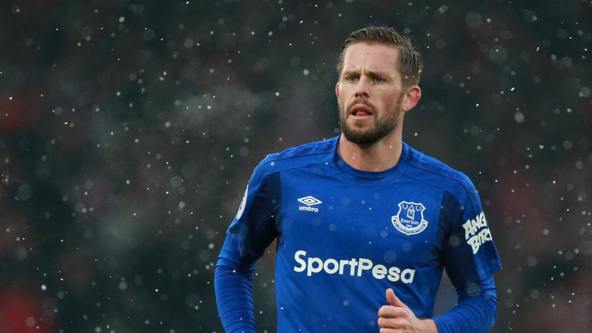 当风笛遇见萨克斯，穆勒的节奏如何让比利时在苏格兰的暴雨中失声